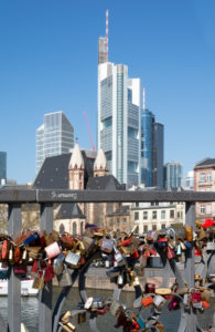 Deutschland, Hessen, Frankfurt, Brücke der "Eisener Steg" mit Liebesschlössern. Deutschland, Hessen, Frankfurt, Brücke der "Eisener Steg" mit Liebesschlössern.